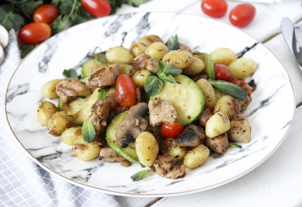 Картофельные ньокки с курицей, грибами и овощами