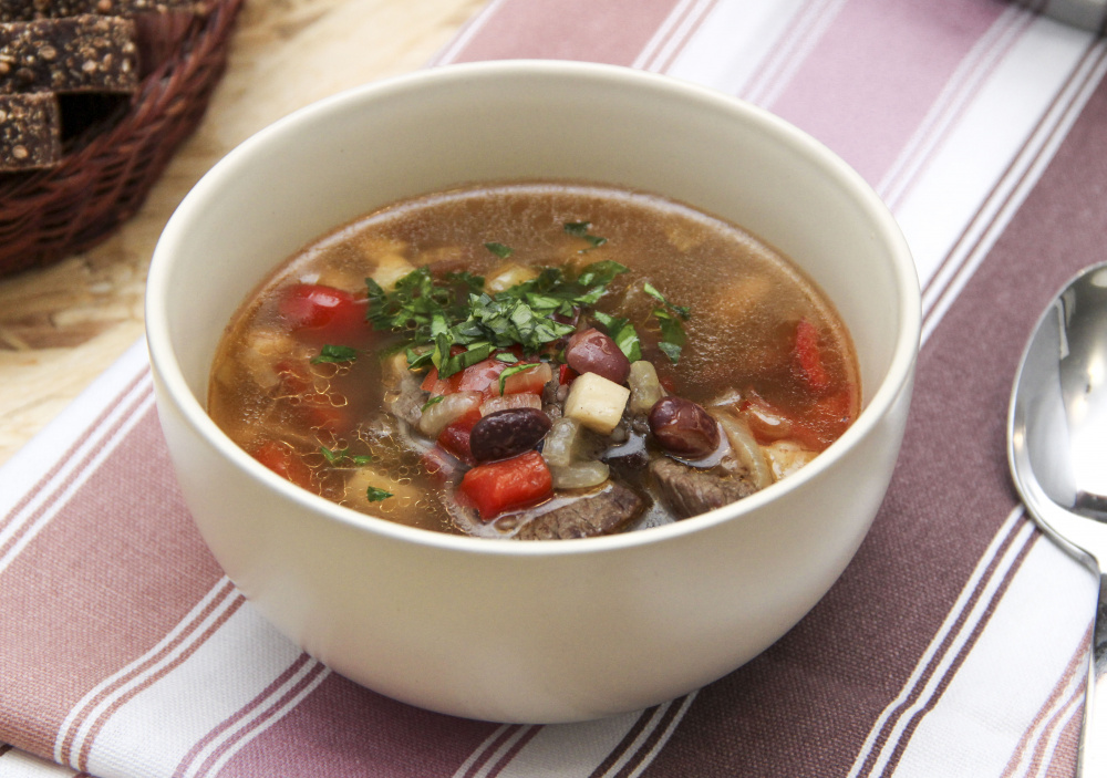 Острый мясной суп с фасолью на говяжем бульоне