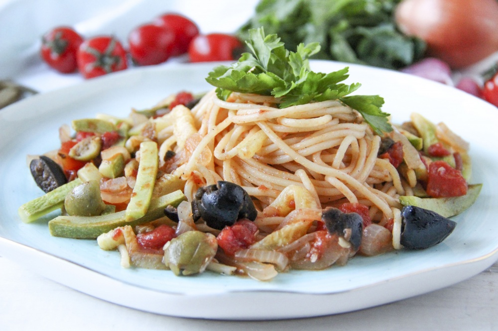 Венские спагетти с кабачком и оливками
